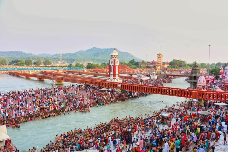 Pilgrims on the ghats at Har Ki Pauri, Haridwar